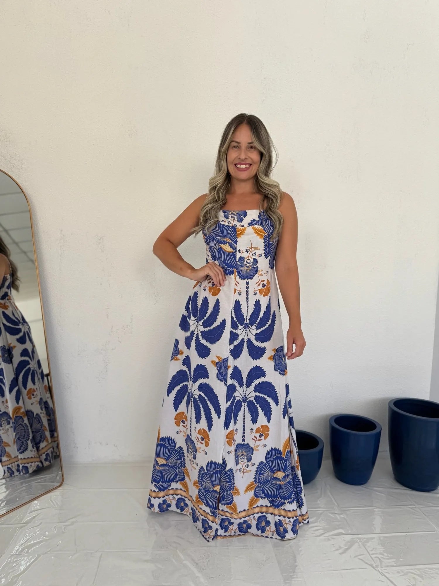 Vestido Malu Fundo branco com azul e laranja