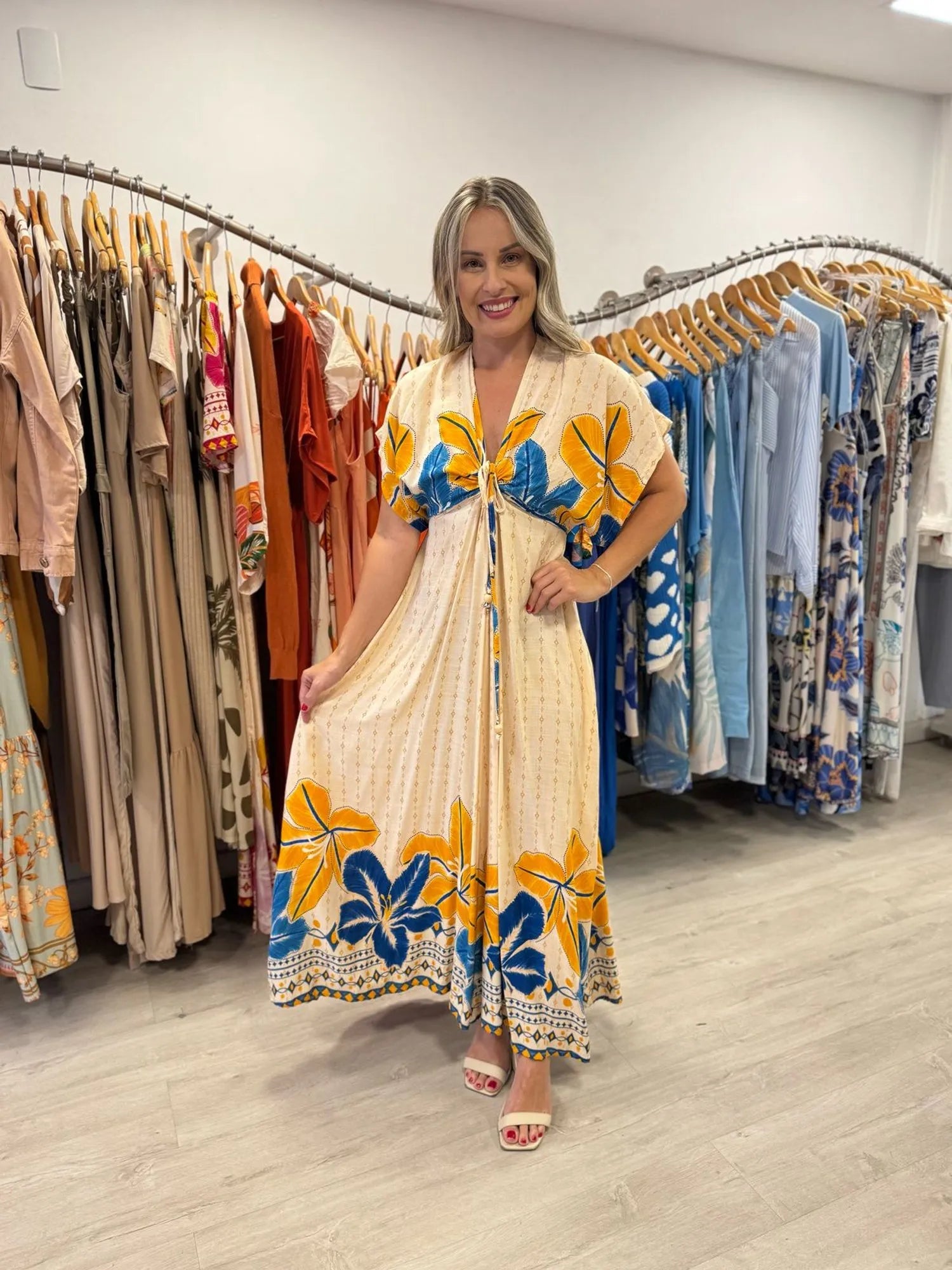 Vestido Jasmin Longo Fundo bege com estampa azul e amarelo