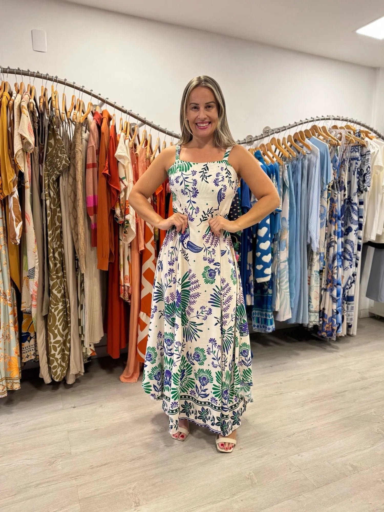 Vestido Longo Nina Fundo off com estampa tucano verde,azul e roxo