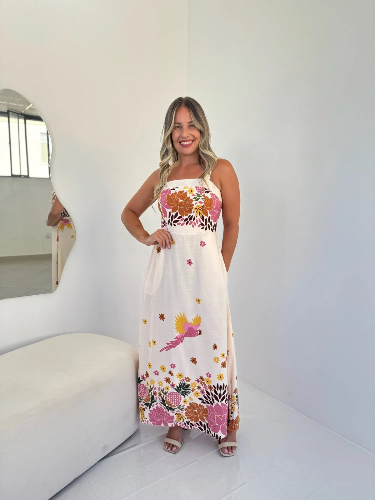 Vestido Letícia Fundo branco com rosa (arara rosa)