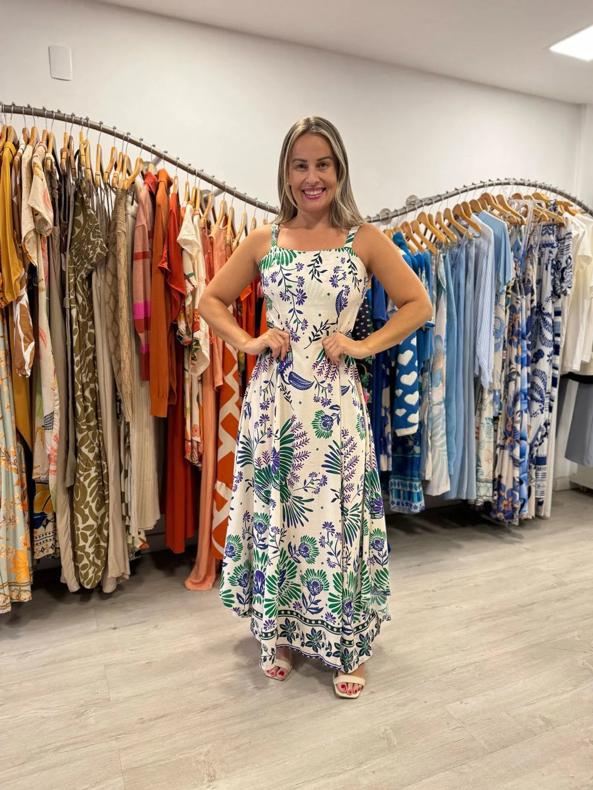 Vestido Longo Nina Fundo off com estampa tucano verde,azul e roxo